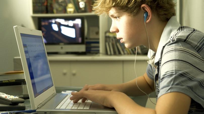 Cum racolează abuzatorii copii pe Internet și ce face statul ca să-i oprească