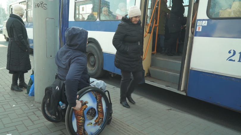 Persoanele cu dizabilități: Acces (ne)îngrădit la transport public