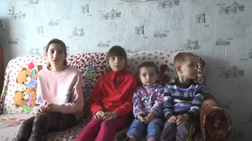 Reportaj// O mamă singură, patru copii și un telefon cu ecranul spart: povestea educației online în pandemie dintr-un sat al Moldovei